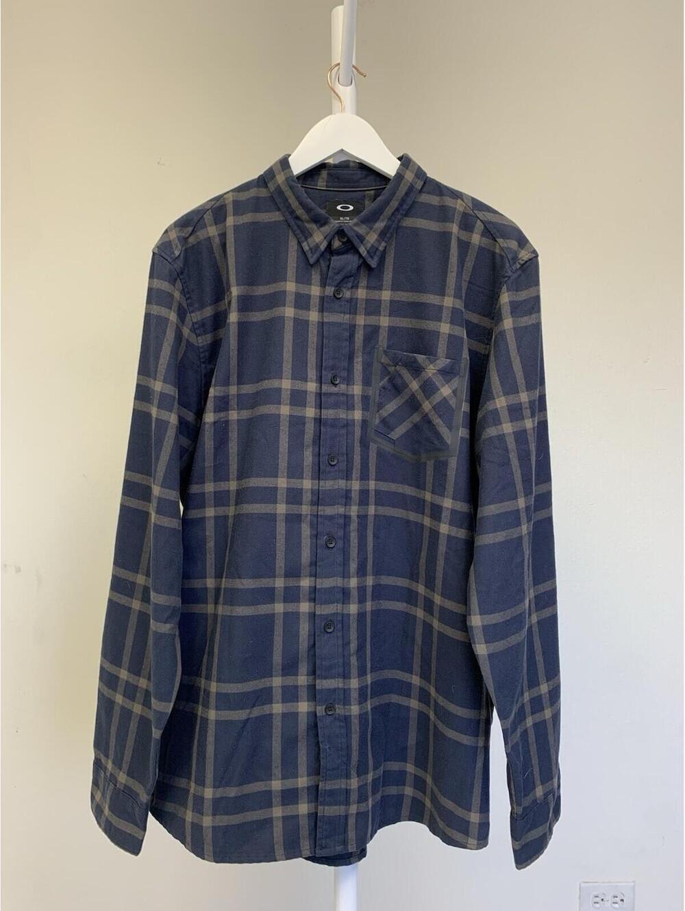 Oakley men Xl long sleeve shirt